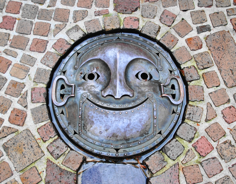 Arte callejero inusual: bocas de inspección de Japón