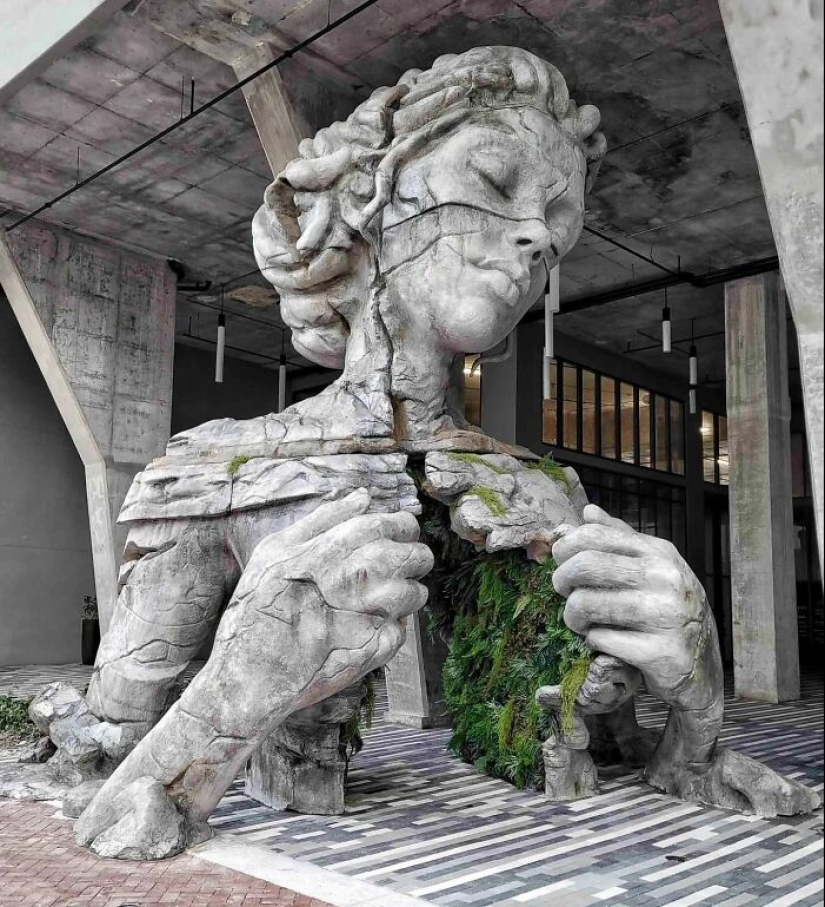 Artist Creates Giant Sculptures That Might Make You Feel Like You’re Stepping Into Another World