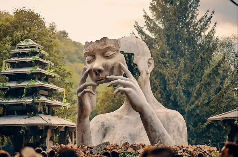Artist Creates Giant Sculptures That Might Make You Feel Like You’re Stepping Into Another World