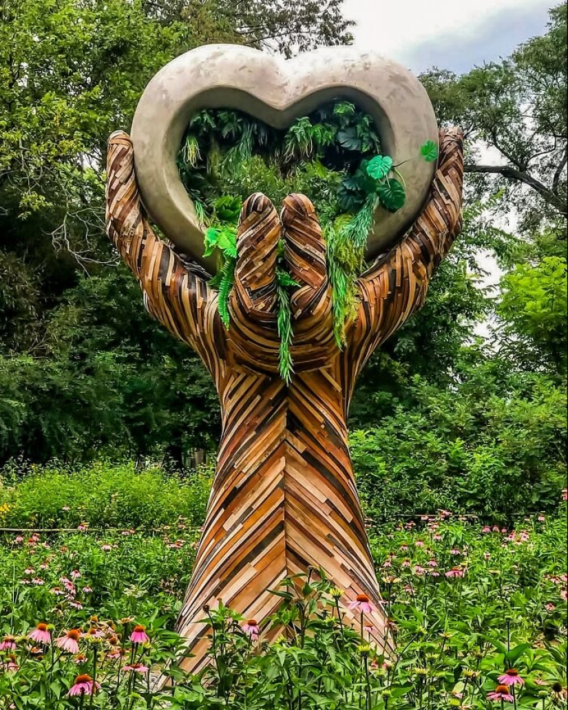 Artist Creates Giant Sculptures That Might Make You Feel Like You’re Stepping Into Another World