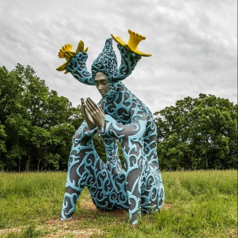 Artist Creates Giant Sculptures That Might Make You Feel Like You’re Stepping Into Another World