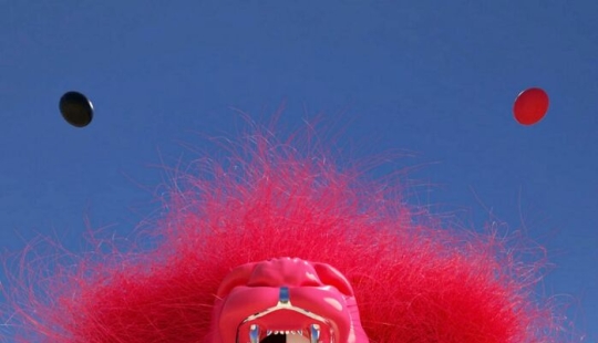 Artista crea esculturas gigantes que podrían hacerte sentir como si estuvieras entrando en otro mundo