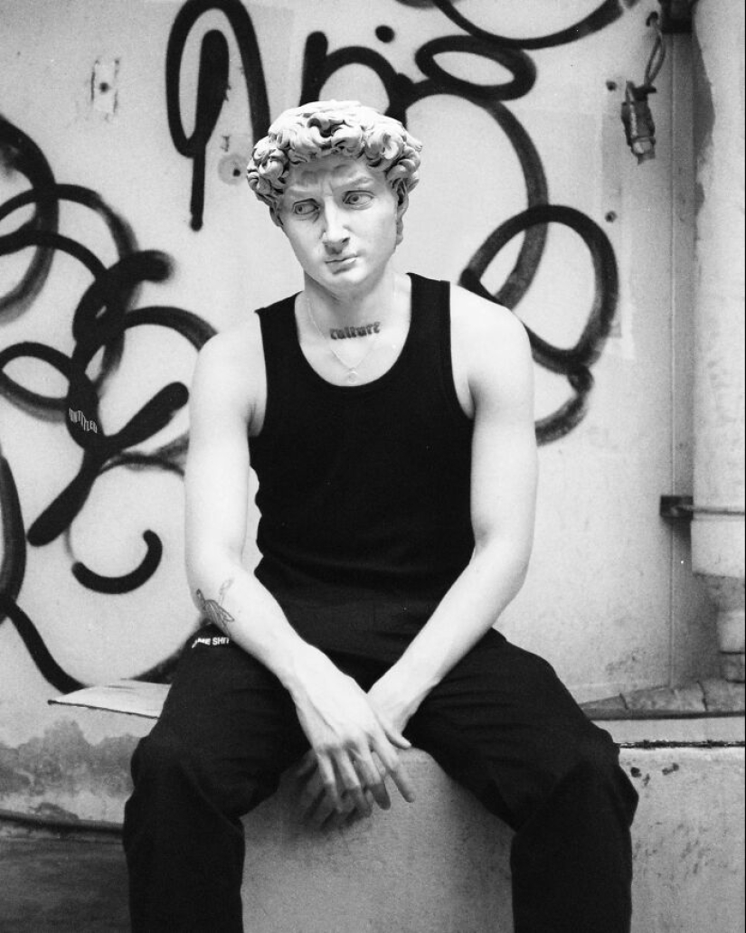 Artista reimagina íconos del arte histórico como si fueran personas influyentes de la actualidad