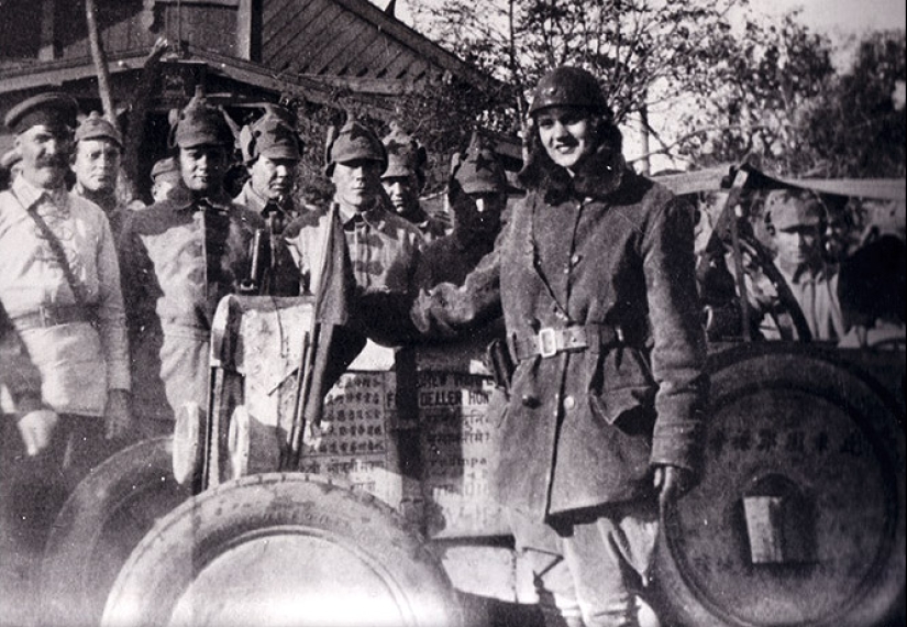 As a 16-year-old girl in the early XX century circled the globe by car