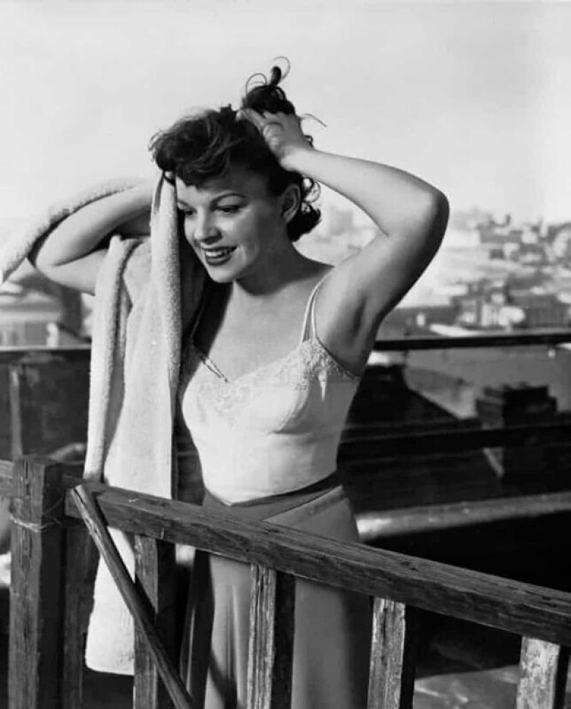 Beauty (and handsome) in towels: 9 vintage photographs of stars after the shower Beauty (and handsome) in towels: 9 vintage photographs of stars after the shower