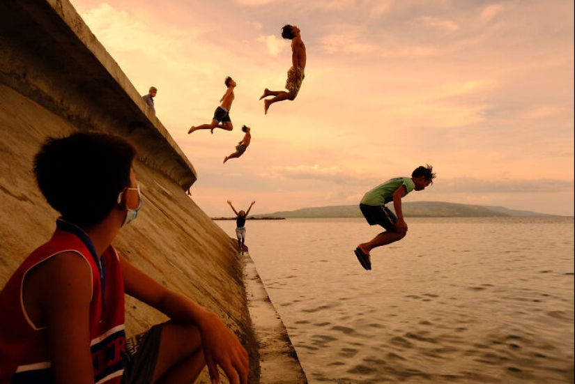 Capturing Magic In The Mundane: Hersley-Ven Casero’s Captivating Street Photography Capturing Magic In The Mundane: Hersley-Ven Casero’s Captivating Street Photography