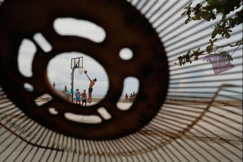 Capturing Magic In The Mundane: Hersley-Ven Casero’s Captivating Street Photography Capturing Magic In The Mundane: Hersley-Ven Casero’s Captivating Street Photography