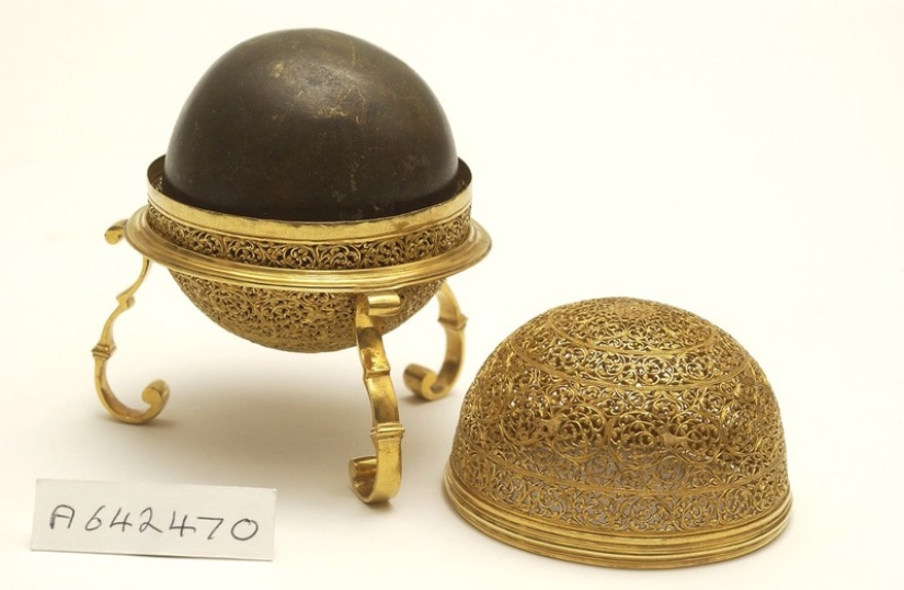 Chinese farmer discovers real treasure in pig's gall bladder Chinese farmer discovers real treasure in pig's gall bladder