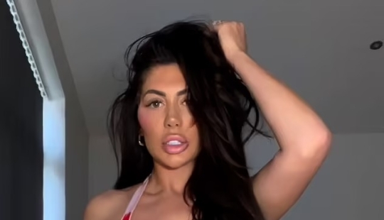 Chloe Ferry deja MUY poco a la imaginación mientras hace alarde de su asombrosa figura con lencería sexy del Día de San Valentín. Chloe Ferry deja MUY poco a la imaginación mientras hace alarde de su asombrosa figura con lencería sexy del Día de San Valentín.