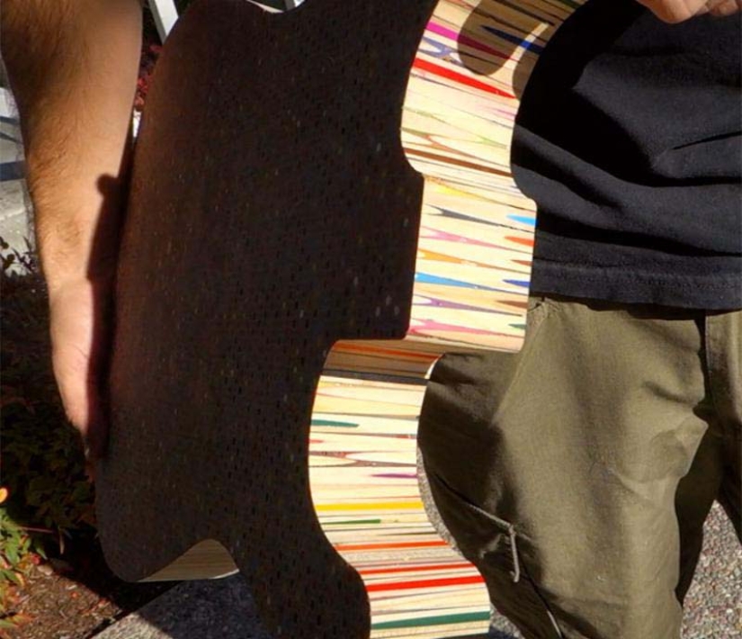 Cómo crear una guitarra única? Necesitamos 500 dólares, 1200 lápices de colores, entusiasmo y tiempo