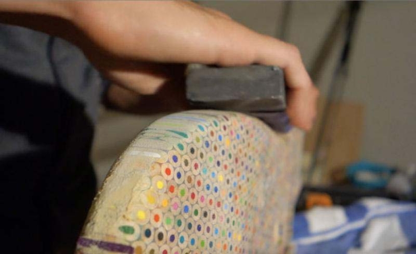 Cómo crear una guitarra única? Necesitamos 500 dólares, 1200 lápices de colores, entusiasmo y tiempo