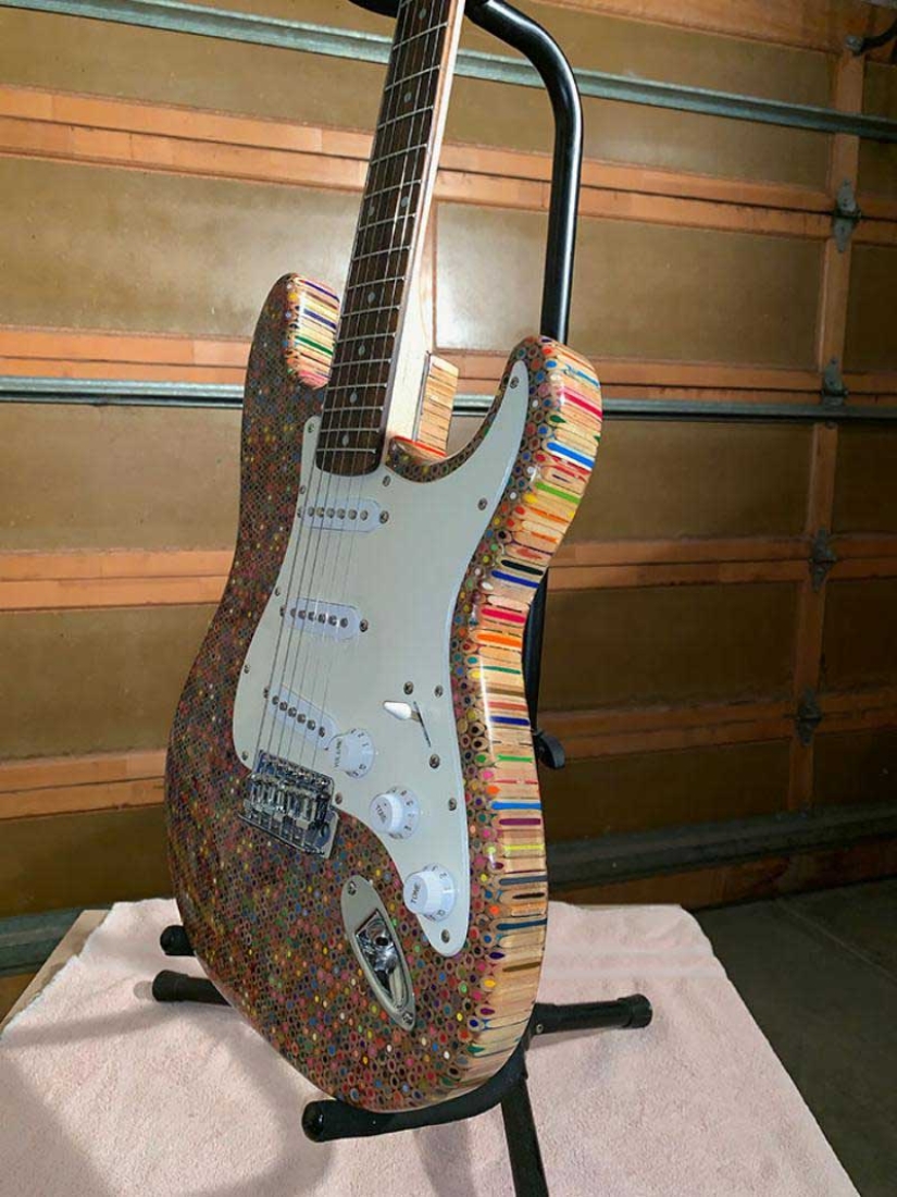 Cómo crear una guitarra única? Necesitamos 500 dólares, 1200 lápices de colores, entusiasmo y tiempo