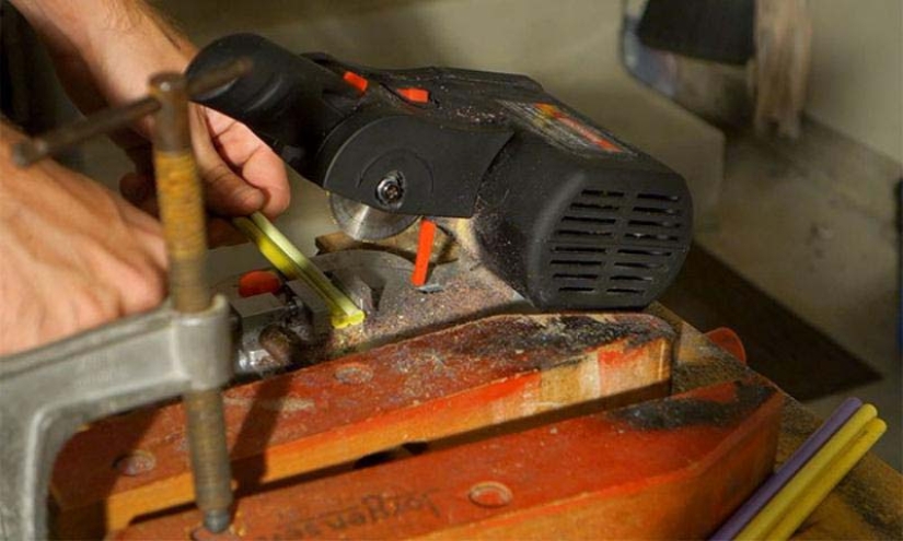 Cómo crear una guitarra única? Necesitamos 500 dólares, 1200 lápices de colores, entusiasmo y tiempo