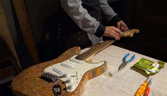 Cómo crear una guitarra única? Necesitamos 500 dólares, 1200 lápices de colores, entusiasmo y tiempo Cómo crear una guitarra única? Necesitamos 500 dólares, 1200 lápices de colores, entusiasmo y tiempo