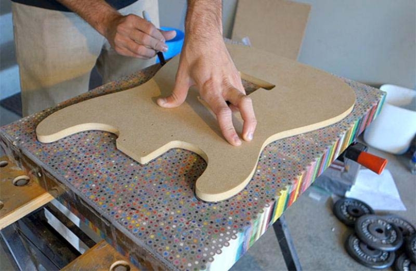 Cómo crear una guitarra única? Necesitamos 500 dólares, 1200 lápices de colores, entusiasmo y tiempo