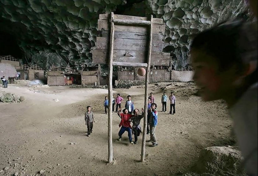 Cueva gigante en China, en el que puso toda la aldea de 100 personas Cueva gigante en China, en el que puso toda la aldea de 100 personas