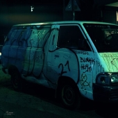 Cyberpunk Atenas 2124: Fotografía callejera nocturna por Zouan Kourtis