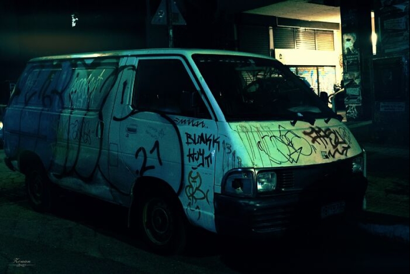 Cyberpunk Atenas 2124: Fotografía callejera nocturna por Zouan Kourtis Cyberpunk Atenas 2124: Fotografía callejera nocturna por Zouan Kourtis