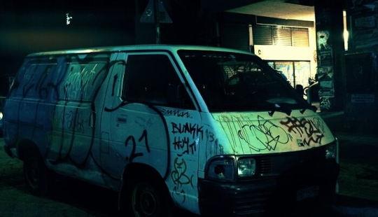 Cyberpunk Atenas 2124: Fotografía callejera nocturna por Zouan Kourtis Cyberpunk Atenas 2124: Fotografía callejera nocturna por Zouan Kourtis