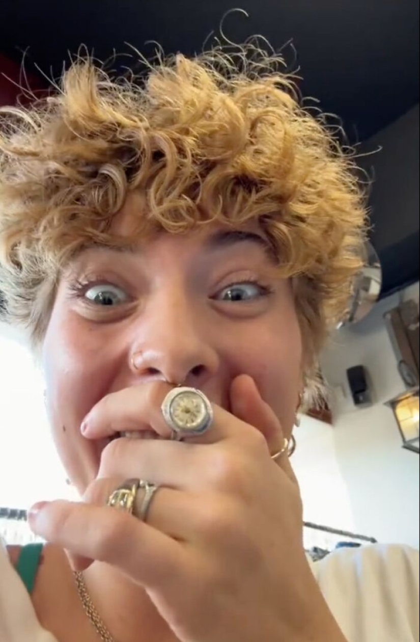 Demasiado bueno para ser verdad: una mujer encuentra accidentalmente a su “gemela” mientras estaba de compras Demasiado bueno para ser verdad: una mujer encuentra accidentalmente a su “gemela” mientras estaba de compras