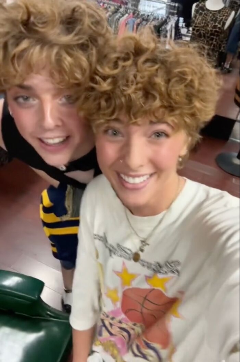 Demasiado bueno para ser verdad: una mujer encuentra accidentalmente a su “gemela” mientras estaba de compras Demasiado bueno para ser verdad: una mujer encuentra accidentalmente a su “gemela” mientras estaba de compras