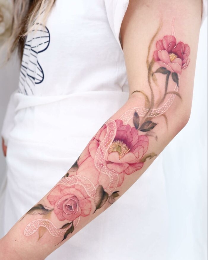 El artista crea tatuajes florales que irradian elegancia y belleza.
