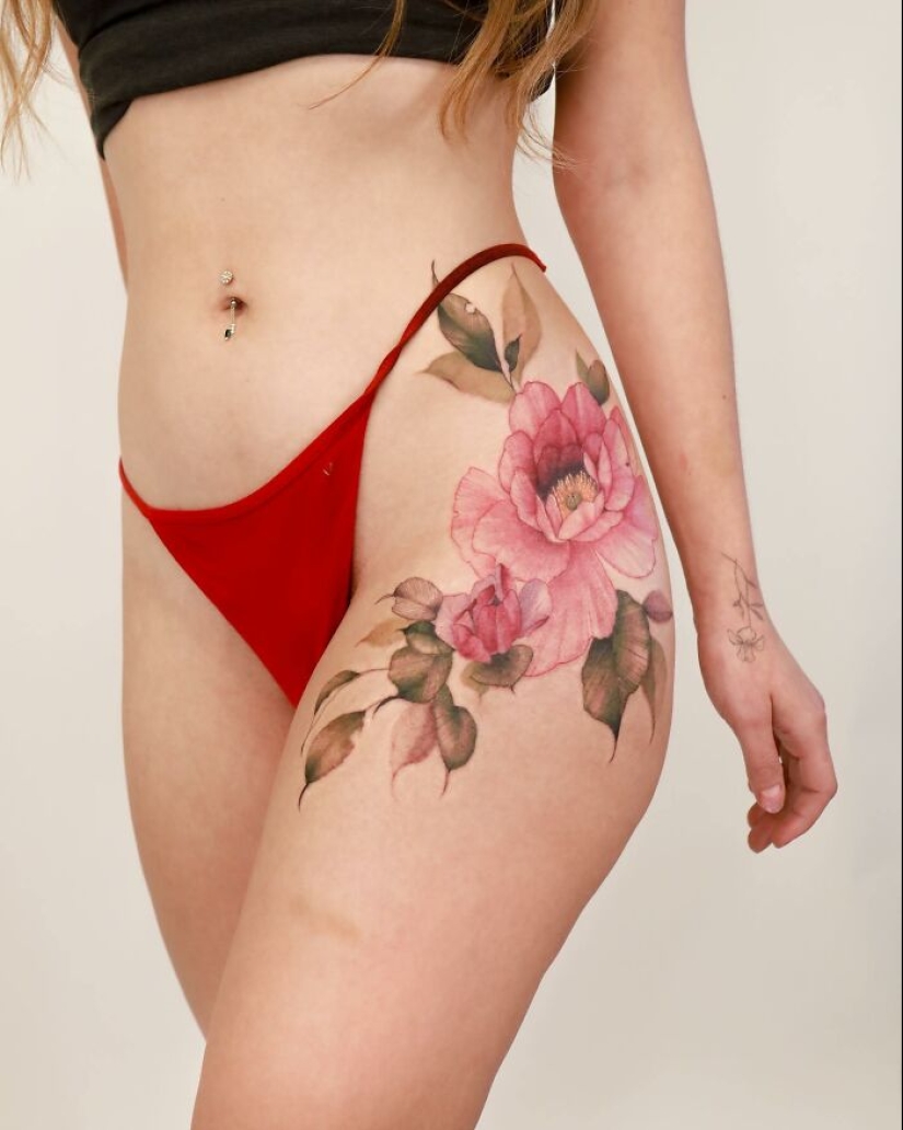 El artista crea tatuajes florales que irradian elegancia y belleza.