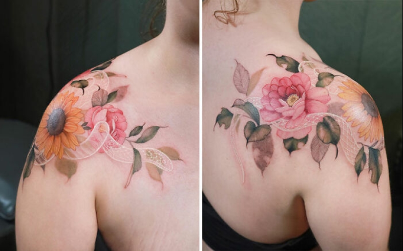 El artista crea tatuajes florales que irradian elegancia y belleza.