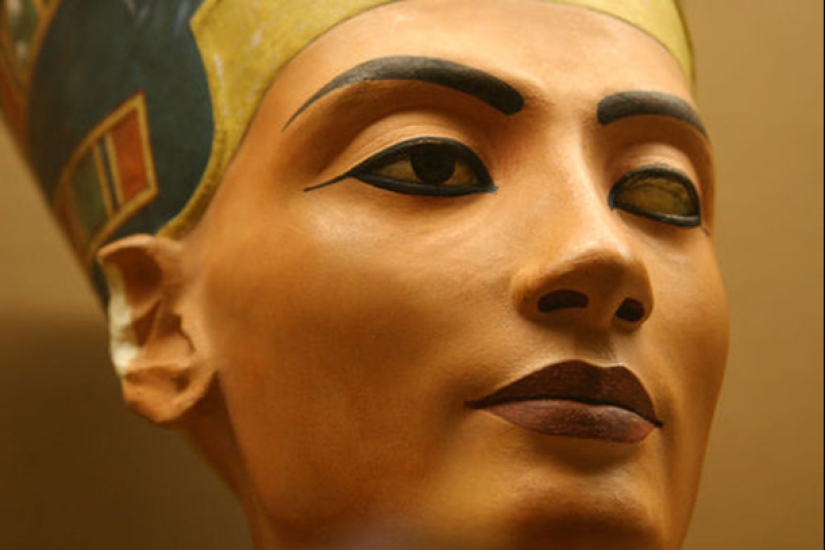 El misterioso destino de la Reina Nefertiti: el matrimonio precoz, la peste, la intriga, y la desaparición de