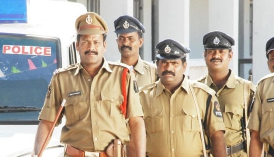 En India, la pandilla abrió su propia estación de policía e hizo negocios allí En India, la pandilla abrió su propia estación de policía e hizo negocios allí