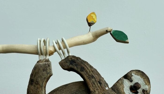 Fascinantes esculturas de animales hechas de madera a la deriva, de Kirsty Elson