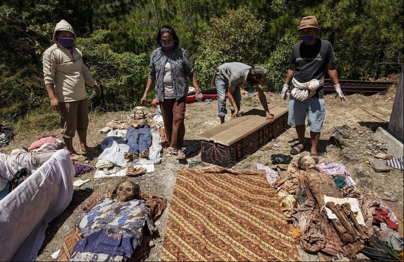 Festival de Manene, durante el cual el pueblo Toraja desentierra los cuerpos de sus familiares fallecidos