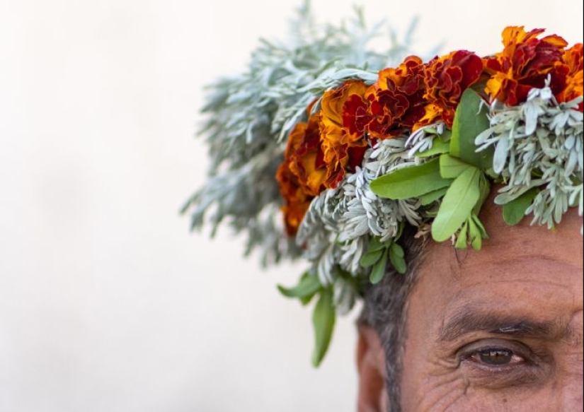 Flowers are not just for girls, or Why real Arabs wear wreaths