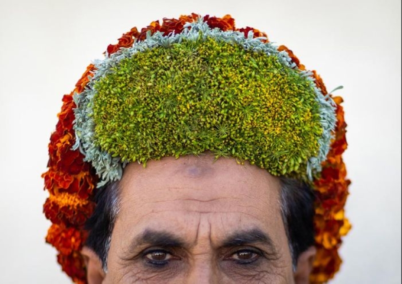 Flowers are not just for girls, or Why real Arabs wear wreaths