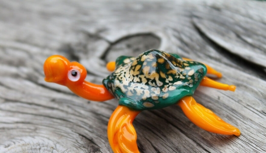 Hice lindas figuras de tortugas de vidrio en diferentes colores. Hice lindas figuras de tortugas de vidrio en diferentes colores.