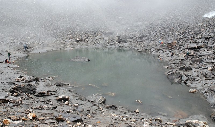 Himalayan Lake Roopkund is a cemetery of 500 people, which keeps its secret