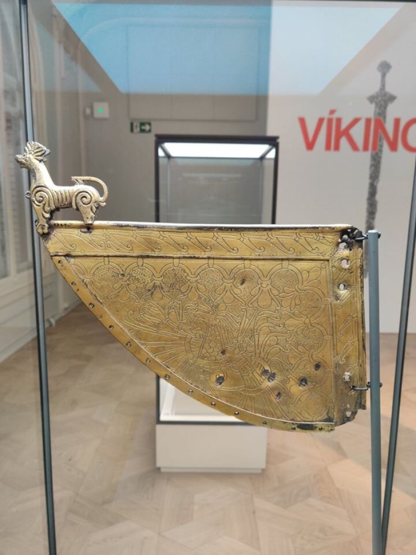 How did the weather vane appear and what tasks did it perform in different eras? How did the weather vane appear and what tasks did it perform in different eras?