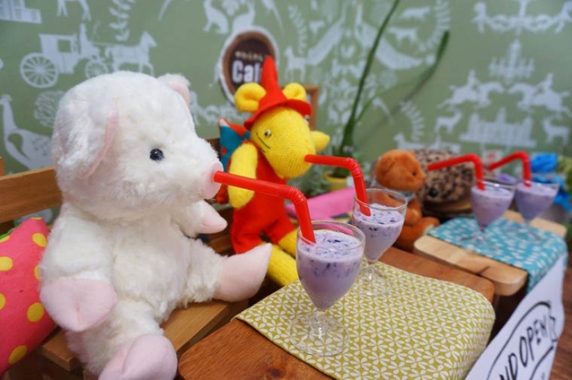 How does a Japanese plush toy cafe work? How does a Japanese plush toy cafe work?