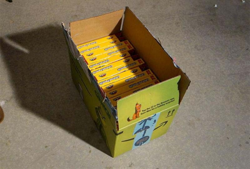 How to create a unique guitar? We need 500 dollars, 1200 colored pencils, enthusiasm and time