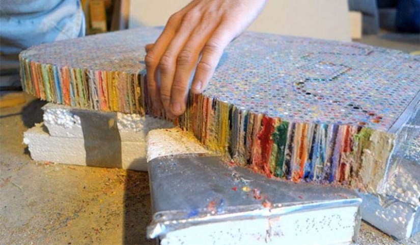 How to create a unique guitar? We need 500 dollars, 1200 colored pencils, enthusiasm and time