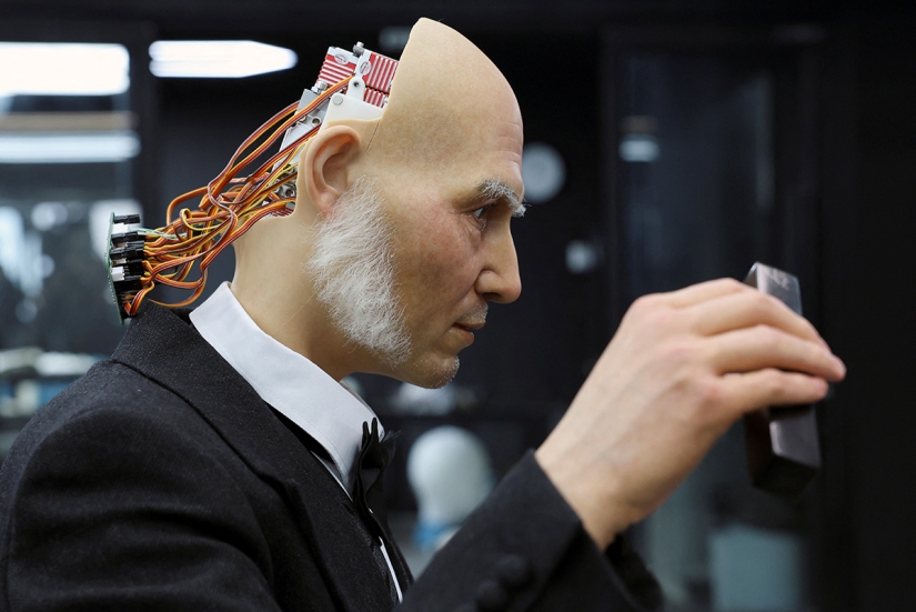 Hyper-realistic humanoid robots are being developed at the Ex-Robots plant in China