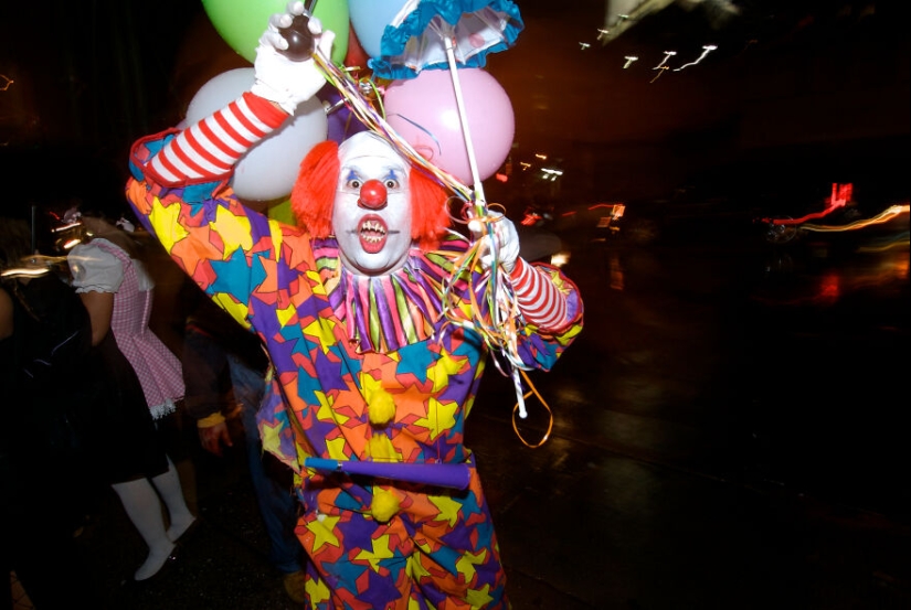 I Captured The Gritty Magic Of NYC’s Halloween And Turned It Into A 150-Page Photo Book I Captured The Gritty Magic Of NYC’s Halloween And Turned It Into A 150-Page Photo Book