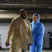 “Increíble, ella está sonriendo”: Bianca Censori se pone impermeable pero poco más con su esposo Kanye