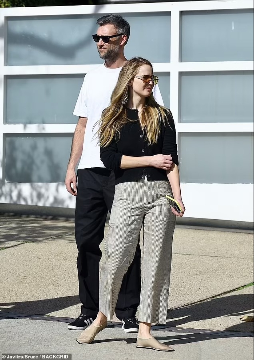 Jennifer Lawrence luce elegante con un suéter negro y pantalones estampados mientras busca casa con su esposo Cooke Maroney en Beverly Hills. Jennifer Lawrence luce elegante con un suéter negro y pantalones estampados mientras busca casa con su esposo Cooke Maroney en Beverly Hills.