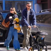 Jennifer Lawrence luce elegante con un suéter negro y pantalones estampados mientras busca casa con su esposo Cooke Maroney en Beverly Hills.