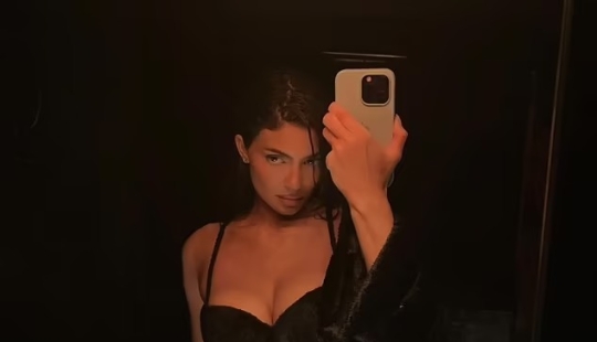 Kylie Jenner sorprende con un diminuto vestido sin tirantes y botas hasta la rodilla para la Semana de la Moda de París... después de compartir una foto candente con sujetador negro y ropa interior a juego. Kylie Jenner sorprende con un diminuto vestido sin tirantes y botas hasta la rodilla para la Semana de la Moda de París... después de compartir una foto candente con sujetador negro y ropa interior a juego.