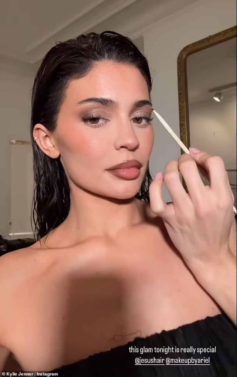 Kylie Jenner stuns in tiny strapless dress and knee-high boots for Paris Fashion Week... after sharing sizzling snap in black bra and matching underwear Kylie Jenner stuns in tiny strapless dress and knee-high boots for Paris Fashion Week... after sharing sizzling snap in black bra and matching underwear