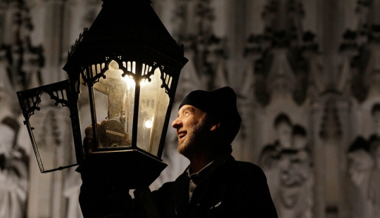 La historia de Pluto Lamp: cómo un británico enseñó a las linternas a vender café y llamar a la policía