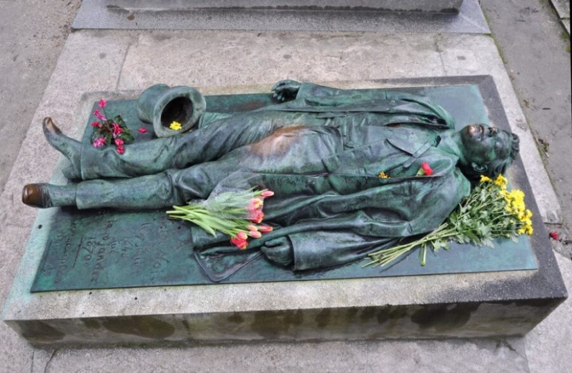 La historia del Victor Noir parisino, o cómo seguir siendo el favorito de las mujeres después de la muerte La historia del Victor Noir parisino, o cómo seguir siendo el favorito de las mujeres después de la muerte