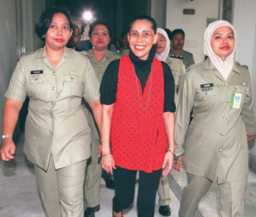 Lo que se llevó el tigre: por qué la estrella del pop y chamán Mona Fendi cortó la cabeza de un diputado Lo que se llevó el tigre: por qué la estrella del pop y chamán Mona Fendi cortó la cabeza de un diputado